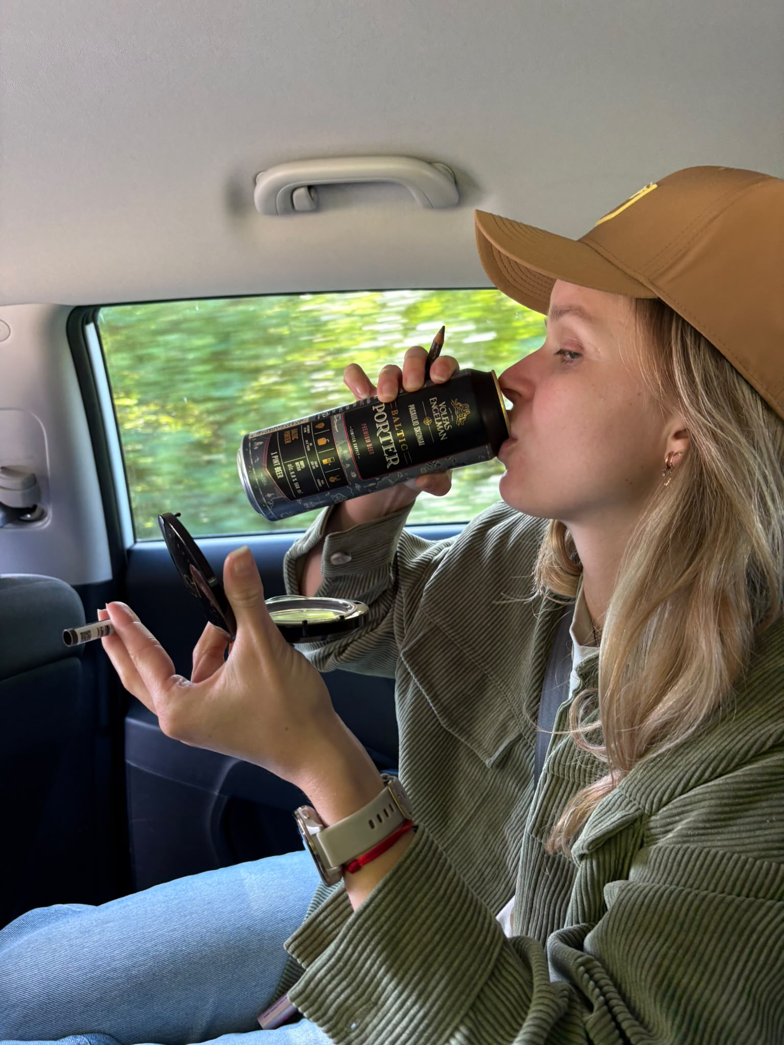Chiara to zvláda pri pive